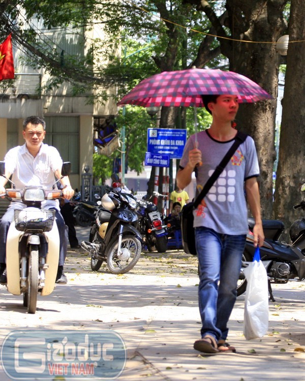 Nhiệt độ bất ngờ tăng cao kèm theo hiệu ứng đô thị khiến người Hà Nội mệt mỏi hơn